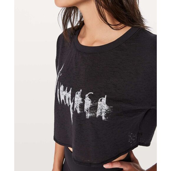 Lululemon Lightest Cropped Tee Expression | Black Vinyasa Yoga Graphic | Size 4 - Picture 1 of 7